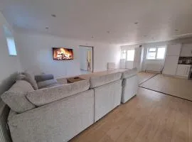 Leafy 5 Bedroom Brentwood House with Parking