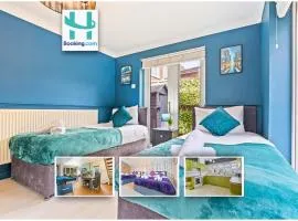 Stylish 4BR Home by Hyped Properties Perfect for Contractors & Groups-Weekend & Long Term Stays Near Centre & Golf with Parking