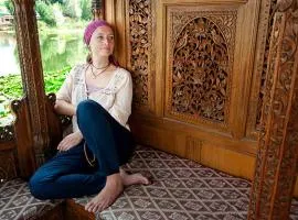 Nomadic group of houseboats