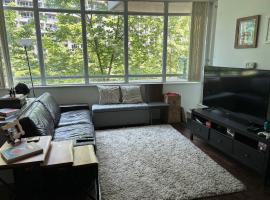 The Treehouse Downtown Toronto Condo!, hotel em Toronto