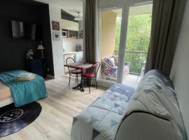 Studio T1 piscine chauffée parking gratuit les hauts dhonfleur, Hotel in Équemauville