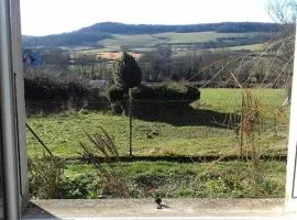 Agréable chambre meublée vue sur l'Auxois
