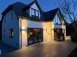 Brand New Luxury Holiday Home with Stunning Interiors & Air Conditioning, Minutes from Christchurch, Beaches & town centre - sleeps 10
