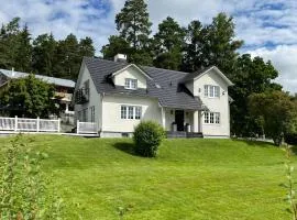 Spacious, comfortable villa close to lake