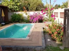 Casa em poucos passos da praia de Jaconé