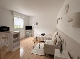 Cozy & bright studio with private parking