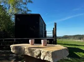 Maringotka uprostřed divočiny