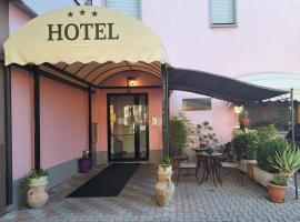 Hotel Rose&Crown, отель в городе Корреджо
