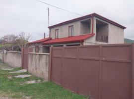 Nia's Guesthouse, hotel a Zemo Alvani