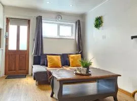 Studio apartment, TV, WiFi Kitchen Parking, Wembley Elizabeth Line