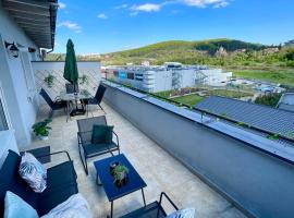 Sunny View 2BR Apartment with Terrace - near VIVO and Amethyst, khách sạn ở Floreşti