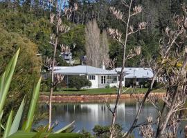 Kingfisher Lodge Waterfront Retreat, Hotel in Tairua