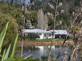 Kingfisher Lodge Waterfront Retreat