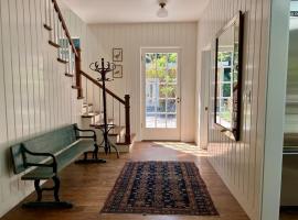 Sunny Designer Retreat with Gym & Game Room: Monte Rio şehrinde bir otel