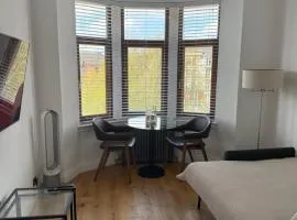 Top Floor West End Flat - 3-Min Walk to Subway - Park Views