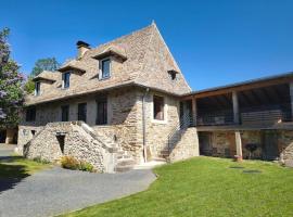 Gîte 8 pers avec spa et jardin proximité Aurillac, hôtel à Arpajon-sur-Cère