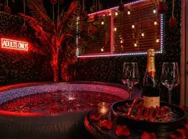 Red Chamber Hot Tub Couples Retreat