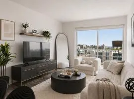 Luxury Hollywood Condo Skyline View Pool ,Jacuzzi , Gym& Parking