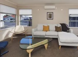 Sail-Shaped Townhouse in New Plymouth