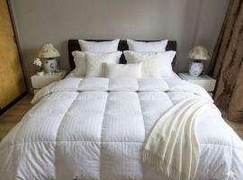 Luxury Modern 3BR Apartment Near Airport Fast Wi-Fi PS4 Workstation, hotel in ULN