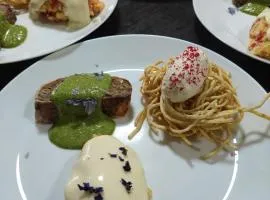 Vatra Lotrilor - Punct Gastronomic Local & Cazare