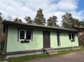 Hubane väikemaja männimetsas