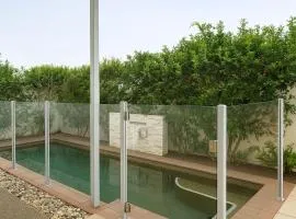 Tropical Hideway - Cozy room and pool access