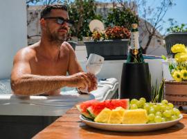 Blue Heart Luxury Suites, Hotel in Agia Anna