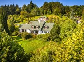 Vila s vnitrnim bazenem a tenisovym kurtem