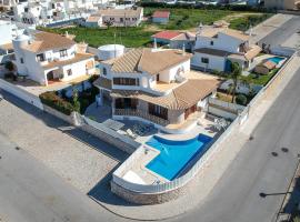 Villa Brisa do Mar by Algarve Holidays, Hotel in Galé