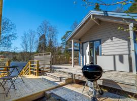 Tiny House at Lake with Canoe & Forest close to Gothenburg, hotell i Mölnlycke