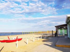 Fronte Mare Riviera del Conero, Wi-Fi gratuita, 3 camere, 10 letti,, hotel a Falconara Marittima