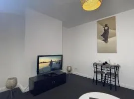 Apartment - Sleeps 2 - Parking