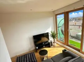 Modern Prime Apartment - 20 mins to Central London - 15 mins to Gatwick Airport