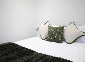 Luxury 4-Bed Terrace - 5 mins from Reading Station