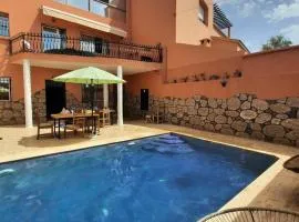Apartment with pool next to the ocean