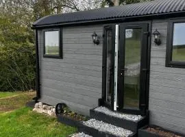 Shepherd's Hut Sleeps 2 -Pets Welcome -Tarka Trail