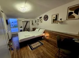 WoodNest - 3 Bedrooms Home - Free Parking