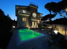 BELLAVISTA EXCLUSIVE B&B in zona centrale con piscina riscaldata-Jacuzzi vista lago LA COLAZIONE viene servita in una pasticceria esclusiva in centro-vicina alla struttura