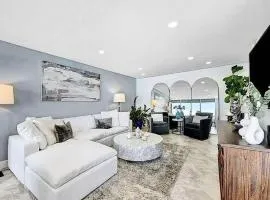 Oceanfront 2BR Penthouse with Balcony Views