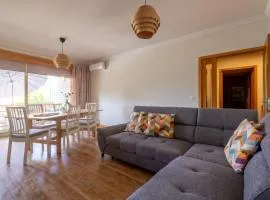 FamilyHub - EcoHost - Spacious 3-bedroom apartment for 8 people with AC and parking near Porto and the beaches