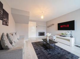 Spacious Four Bedroom House with Workspace, Garden and Free Parking, отель в Вулвергемптоне