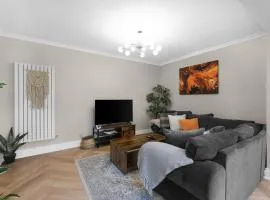 Stylish 5-Bed Surrey Home, Garden and Free Parking