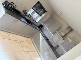 Stylish modern home with park views - Free parking
