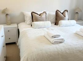 Crown Mews by Stay Focused SA, hotel a Windsor