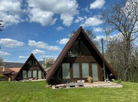 Căbănuțele de lângă râu, hotell i Păucineşti