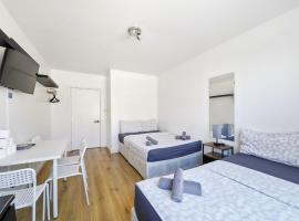 4 person room 3min from South Wimbeldon tube station Room2、ロンドンのホテル