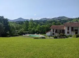 T3 proche d'Espelette dans domaine avec piscine
