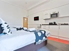 Central Dudley Studio with Smart TV and Parking