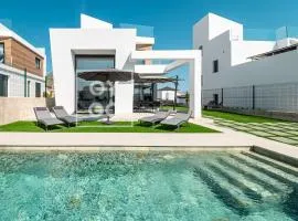 Sierra y Sal - designer villa, heated saltwater pool, mountain and sea views - by OYOOSTAYS